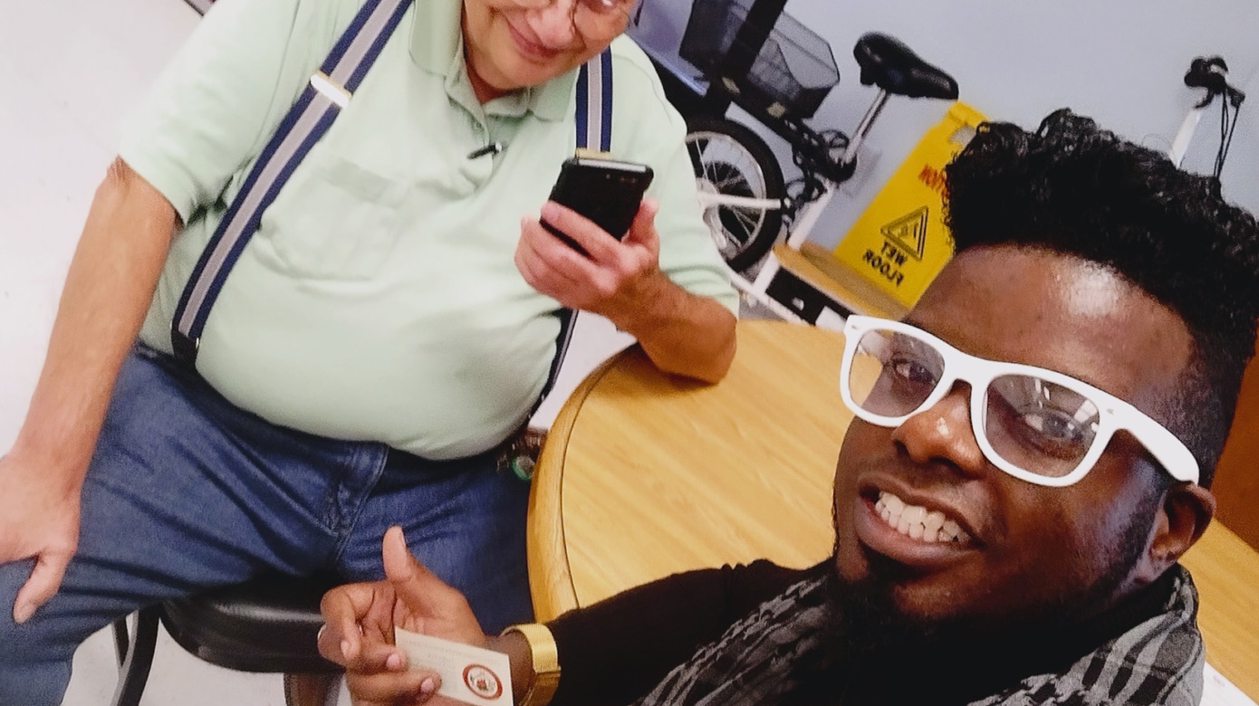 Jamelle Payne takes a selfie with elders at the December 2022 scam awareness workshop.