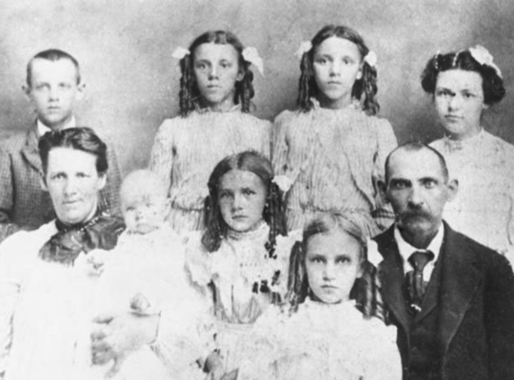 Black and white photo of a family with seven children.