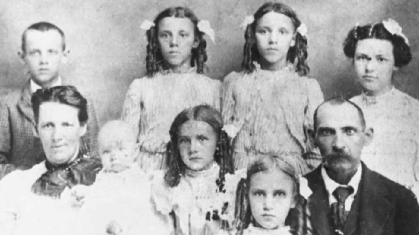 Black and white photo of a family with seven children.