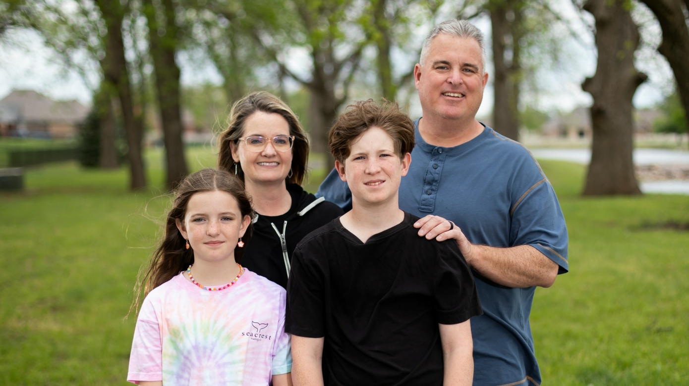 Outdoor portrait of the Hembree family.